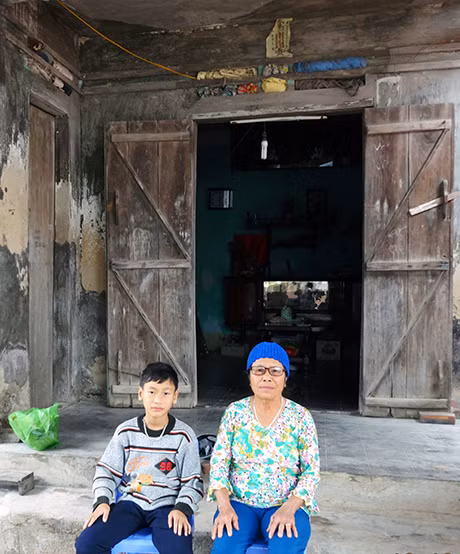 Cháu Tuấn và bà ngoại trong căn nhà cũ nát.