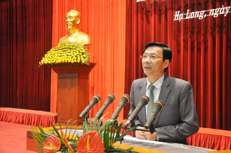 Đồng chí Nguyễn Văn Đọc, Phó Bí thư Tỉnh ủy, Chủ tịch UBND tỉnh thông báo khái quát tình hình phát triển kinh tế-xã hội quý I năm 2015 của tỉnh