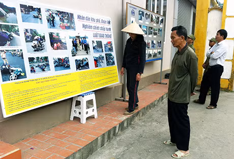Pano ảnh về những vụ TNGT được lắp đặt tại cổng khu phố Lâm Sinh II để tuyên truyền nhắc nhở, cảnh tỉnh người dân.
