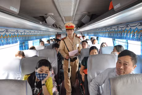 Không chỉ kiểm tra xe quá trọng tải, lực lượng chức năng còn kiểm tra xe khách vận chuyển quá số người cho phép. (Ảnh chụp ngày 29-3)