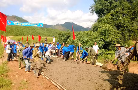 ĐVTN cơ quan Tỉnh Đoàn và Huyện Đoàn Tiên Yên ra quân tình nguyện làm đường bê tông tại xã Yên Than (Tiên Yên).