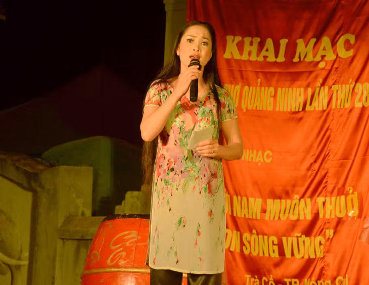 Một tiết mục ngâm thơ tại đêm giao lưu