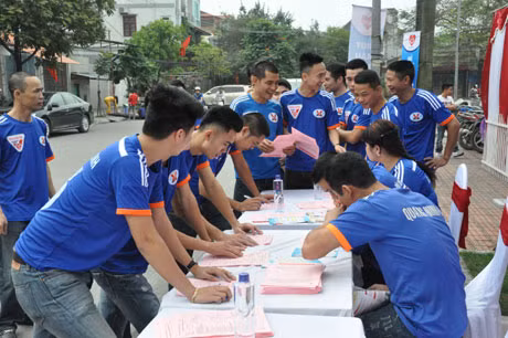 Rất đông hội viên Hội CĐV CLB bóng đá TQN đến tham gia hiến máu
