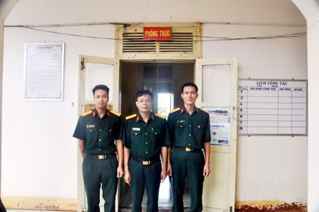 Các y, bác sỹ Bệnh xá đảo Phan Vinh (từ trái qua phải) gồm thiếu uý Nguyễn Việt Hải, điều dưỡng viên; trung tá Phạm Quang Trung, thạc sĩ - bác sĩ, Bệnh xá trưởng; trung uý Nhữ Văn Lịch, y sĩ. Họ đều được điều từ Viện 7, thuộc Quân khu 3 ra đảo Trường Sa công tác và đều là đồng hương Hải Dương.