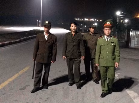 Cán bộ, đảng viên khu phố 7 tham gia cùng Công an phường Quang Hanh tuần tra, bảo vệ ANTT trên địa bàn.