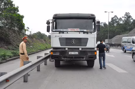 Sau khi phát hiện lực lượng chức năng, người điều khiển chiếc xe này đã cho xe lùi ngược chiều trên cầu Bãi Cháy và có hành vi chống đối bỏ đi khi bị kiểm tra