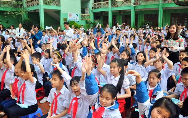 Các bạn học sinh hào hứng cổ vũ cho thí sinh tham gia hội thi.