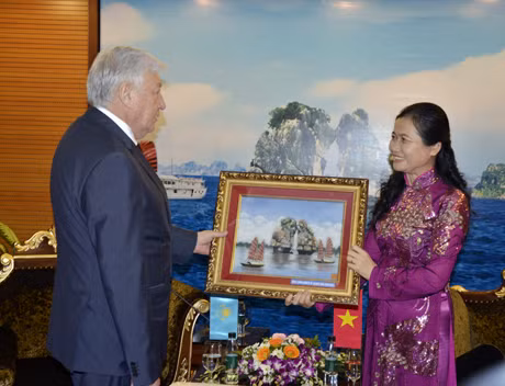 Đồng chí Đỗ Thị Hoàng, Phó Bí thư Thường trực Tỉnh ủy tặng quà lưu niệm cho ngài Bop Briton, Tổng Bí thư Đảng Cộng sản Australia