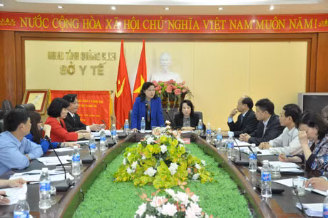 Bà Nguyễn Thị Xuyên, Thứ trưởng Bộ Y tế phát biểu tại cuộc họp