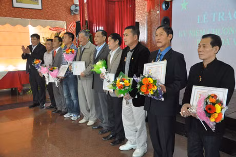 Lãnh đạo Sở Văn hóa, Thể thao và Du lịch; Liên đoàn bóng đá Quảng Ninh trao Kỷ niệm chương vì sự nghiệp bóng đá của VFF cho các cựu cầu thủ