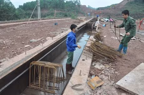 ...đang làm các công tác để tiến hành đúc phiến dầm đầu tiên