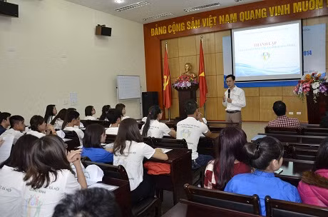 Quảng cảnh lễ ra mắt