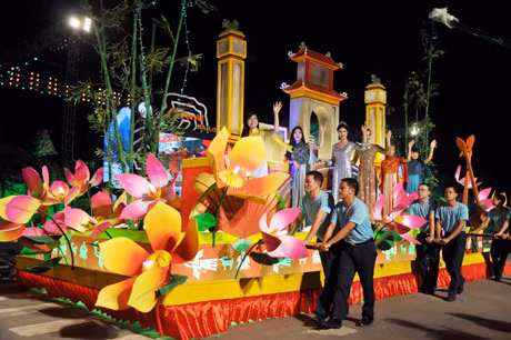 Carnaval Hạ Long, một sự kiện lễ hội du lịch được tổ chức hàng năm nhằm quảng bá, xúc tiến, giới thiệu điểm đến du lịch Quảng Ninh. Trong ảnh: Một tiết mục biểu diễn trong Carnaval Hạ Long 2014.