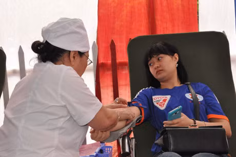 Một CĐV xinh đẹp tham ga hiến máu 
