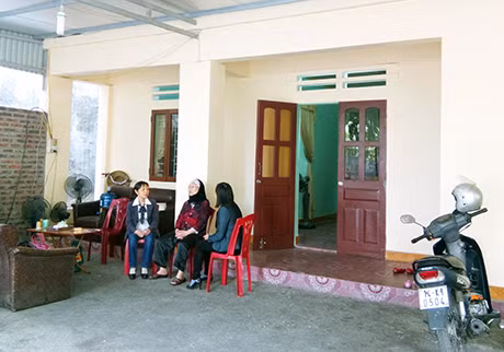 Mẹ liệt sĩ Vũ Thị Nhít (tổ 45, khu 12, phường Quang Trung, TP Uông Bí) bên căn nhà mới được hỗ trợ sửa chữa của mình.