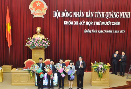 Đồng chí Nguyễn Đức Long, Phó Bí thư Tỉnh ủy, Chủ tịch HĐND tỉnh, Chủ tọa kỳ họp tặng hoa chúc mừng các đồng chí miễn nhiệm và trúng cử Trưởng Ban Văn hóa- xã hội HĐND tỉnh. 
