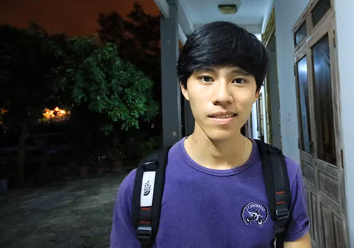 Chàng sinh viên Lê Doãn Ý đang phải đi làm thêm để trang trải việc học hành. Ảnh: Nguyễn Đông.