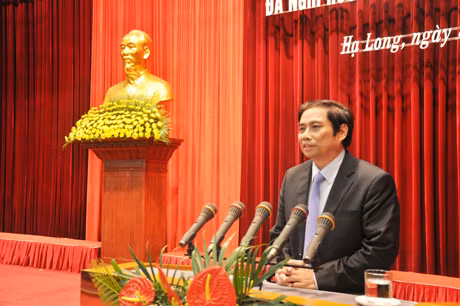  Đồng chí Phạm Minh Chính, Ủy viên T.Ư Đảng, Bí thư Tỉnh ủy phát biểu tại buổi gặp mặt.