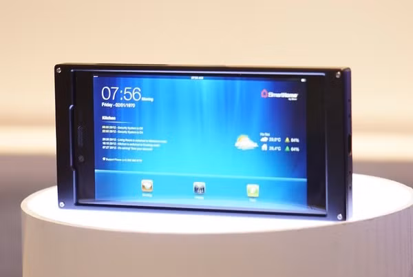 Chiếc smartphone của BKAV được che giấu khá cẩn thận giống như những sản phẩm đầu tiên của các công ty công nghệ lớn khác. (Ảnh: Internet)