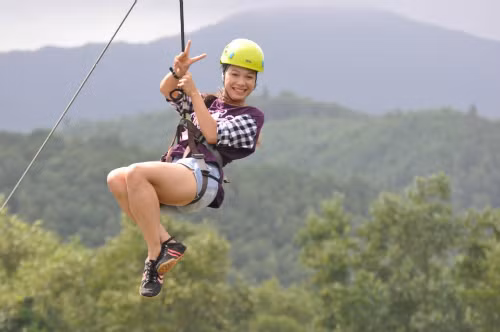 Trò chơi được xếp hạng Kỷ lục Việt Nam về Zipline tự do liên tục dài nhất cả nước. Giá vé: 80.000 đồng một người cho mỗi lượt chơi. Ảnh: Huế Tourist.