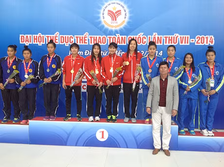 Các VĐV Quảng Ninh (áo đỏ) tiếp tục phá kỷ lục quốc gia tại giải đấu.