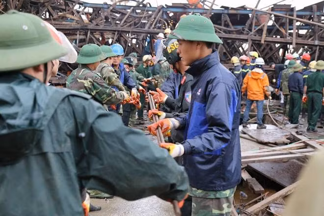  Do trời mưa gió nên công tác cứu hộ rất khó khăn. Anh Kiên, một công nhân cứu hộ được tăng cường từ các xã ở huyện Kỳ Anh cho hay, lúc anh vừa đi làm về thì nghe thông báo có tai nạn lao động ở Vũng Áng, chưa kịp nghỉ ngơi thì đã phải tức tốc tới hiện trường. “Tôi chỉ kịp nuốt vội ổ bánh mì trong giờ giải lao, giờ chỉ mong cứu hộ được các nạn nhân càng sớm càng tốt”, anh nói.