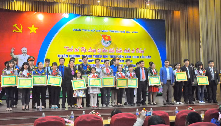 8 tài năng trẻ và 22 gương thanh thiếu nhi tiên tiến làm theo lời Bác của thành phố Hạ Long năm 2014 được tuyên dương.