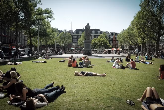  Amsterdam, Hà Lan Trải khắp thành phố này là 30 công viên với diện tích rộng lớn, từ một hecta đến 48 hecta. Cây cối, dòng kênh và những bụi hoa mọc trong phố giúp du khách cũng như người dân quên đi tiếng ồn ào nơi đô thị.