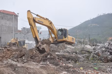 Tính đến thời điểm này, toàn bộ mặt bằng chiều dài tuyến giai đoạn I (7km) đã được huyện Vân Đồn bàn giao cho nhà thầu thi công. Hiện các nhà thầu đang tập trung tháo dỡ công trình và dọn dẹp mặt bằng đầu tuyến để tiến hành thi công 