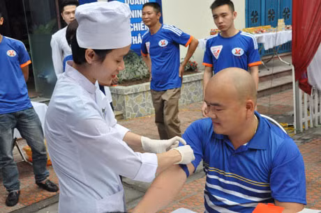 Chủ tịch Hội CĐV Trần Lê Trung cũng tham gia tình nguyện hiến máu vì “một giọt máu hồng ươm mầm hạnh phúc” 