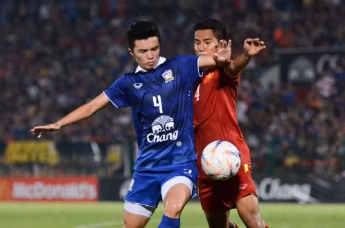 Một pha bóng trong trận Olympic Thái Lan (áo xanh) gặp Olympic VN. Ảnh: Warut Nanruang