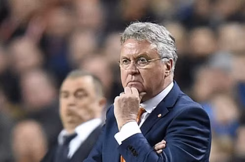 Gương mặt căng thẳng của HLV Guus Hiddink trong trận Hà Lan hòa Thổ Nhĩ Kỳ 1-1 rạng sáng 29-3 - Ảnh: AFP