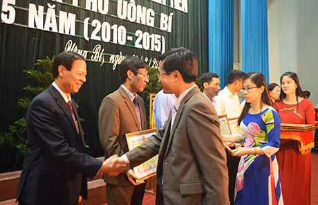 Đồng chí Nguyễn Anh Tú, Phó Bí thư Thành ủy Uông Bí thay mặt UBND tỉnh tặng bằng khen cho các cá nhân có thành tích xuất sắc trong phong trào thi đua
