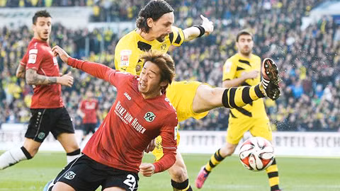  Dù hơn người nhưng Dortmund (áo vàng) lại bị ép trong những phút cuối