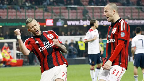  Jeremy Menez (trái) lập cú đúp giúp Milan đánh bại Cagliari