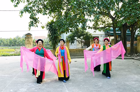 Các thành viên đội chèo Hương Quế tập luyện làn điệu chèo mừng Đảng, mừng Xuân.