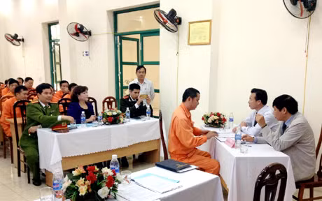 Đại diện các Đội quản lý của Điện lực Hạ Long ký cam kết thi đua thực hiện tốt công tác ATVSLĐ-PCCN năm 2015.
