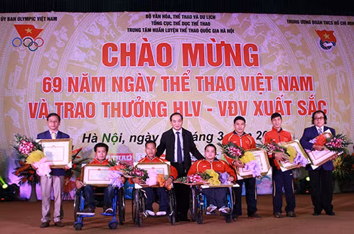 Trao thưởng cho HLV, VĐV khuyết tật 