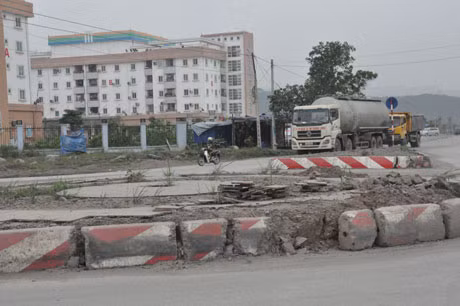 Những tấm bó vỉa của đảo giao thông đã vỡ nát rời ra 