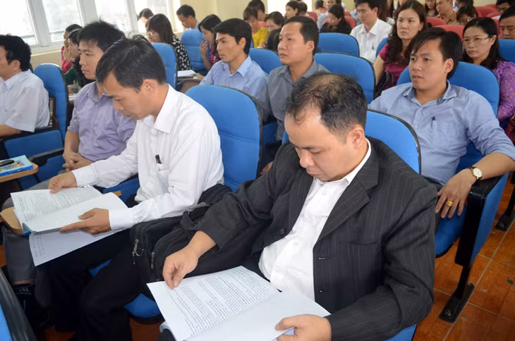 Các đại biểu nghiên cứu tài liệu.