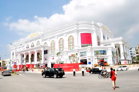 Trung tâm thương mại (TTTM) Vincom Center Hạ Long (tại khu vực Cột Đồng Hồ, phường Bạch Đằng, TP Hạ Long) là dự án TTTM đầu tiên do Tập Vingroup phát triển ngoài địa bàn TP Hà Nội và TP Hồ Chí Minh. Ảnh: Nghĩa Hiếu