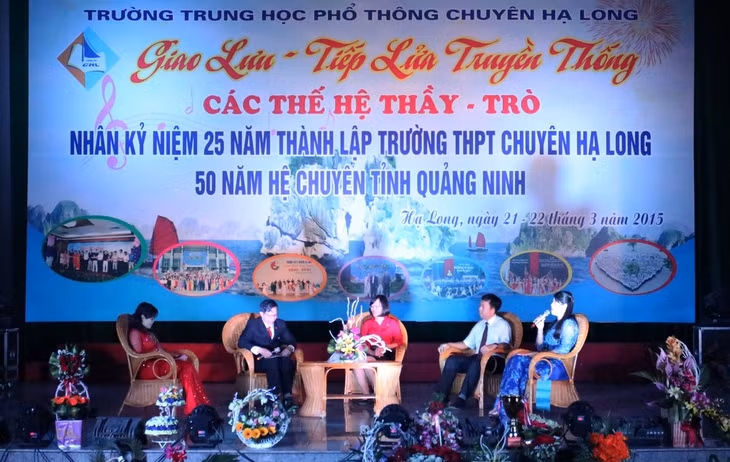 Các cựu học sinh cùng giao lưu với nhà trường