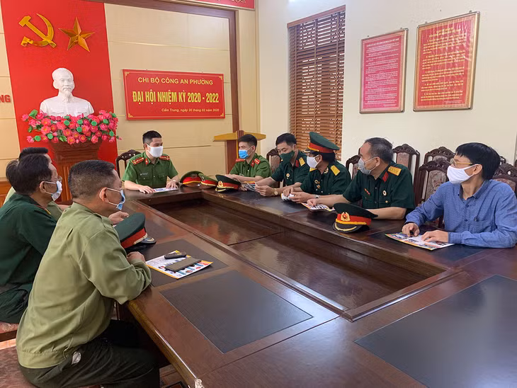 Các CCB và Công an phường Cẩm Trung họp bàn triển khai lực lượng khi đi tuyên truyền Luật Giao thông và phòng chống dịch Covid-19