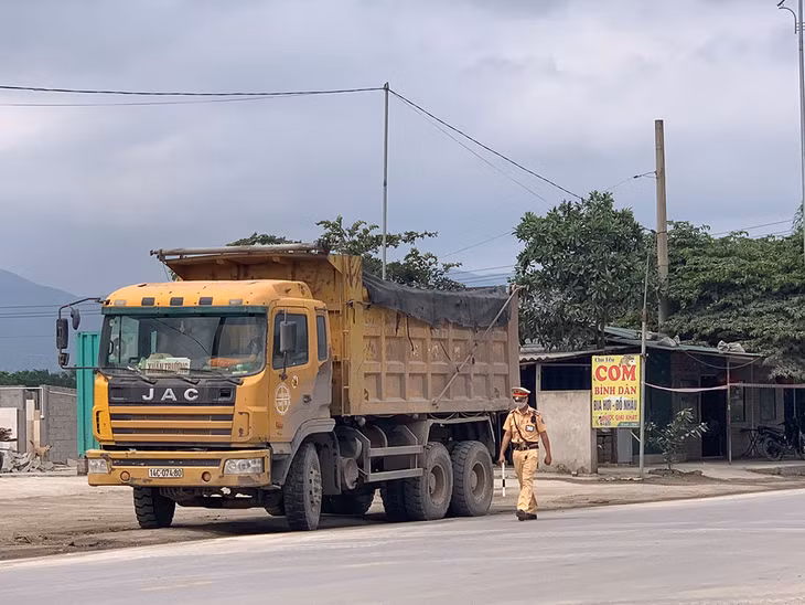Lực lượng CSGT kiểm tra phương tiện vận tải trên QL279