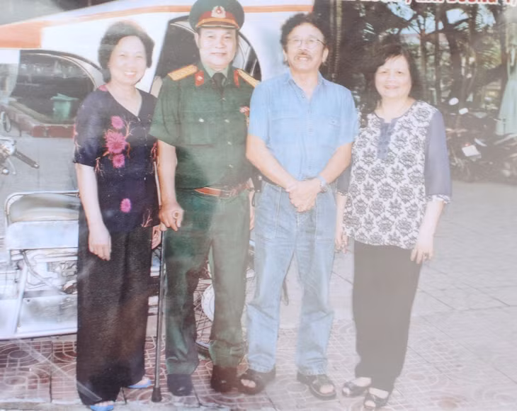 Ông Triệu và nhà văn Chu Lai. Ảnh do nhân vật cung cấp.