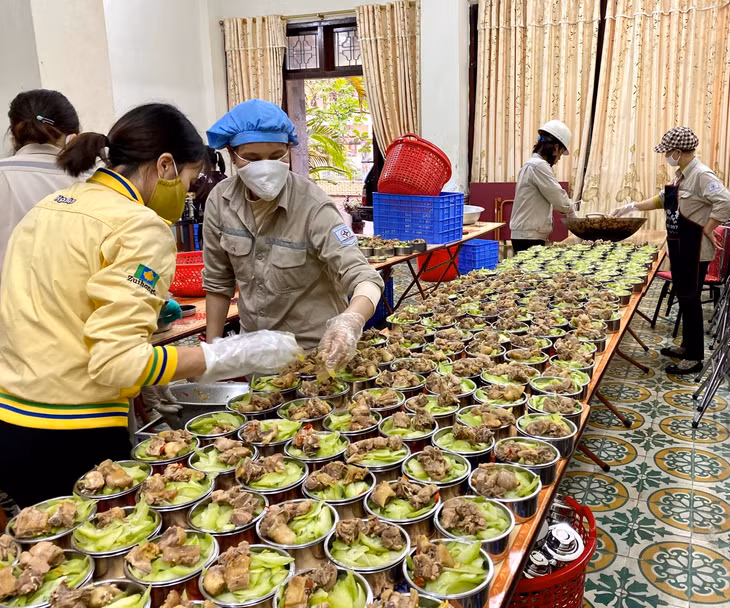 Đội ngũ phục vụ đang chuẩn bị bữa trưa cho lực lượng sản xuất trực tiếp