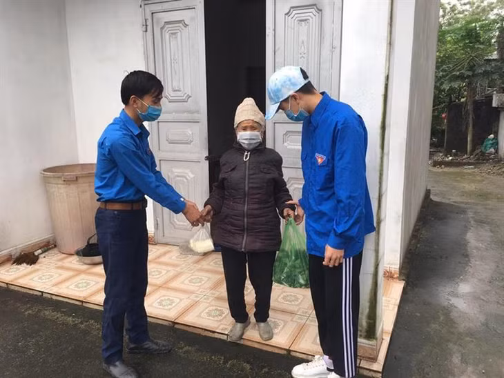 Nguyễn Chiến Đoàn Thanh niên xã Đồng Rui với phong trào chăm sóc, cung cấp thực phẩm cho người già neo đơn, người khuyết tật trên địa bàn xã. Ảnh: Mai Thịnh (Huyện Đoàn Tiên Yên)