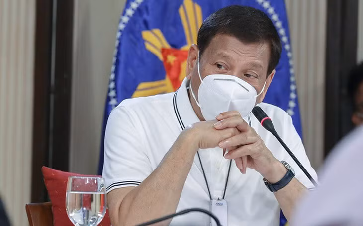 Tổng thống Philippines Duterte đeo khẩu trang phòng dịch Covid-19. Ảnh: Abs-Cbn.
