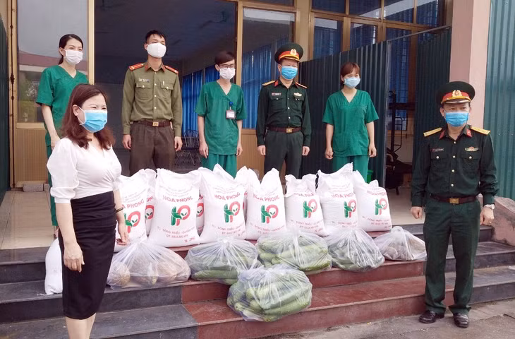 HTX Dịch vụ nông nghiệp chất lượng cao Hoa Phong, Đông Triều (HTX Hoa Phong) đã đã ủng hộ các nhu yếu phẩm cho Trung tâm cách ly tập trung của thị xã.