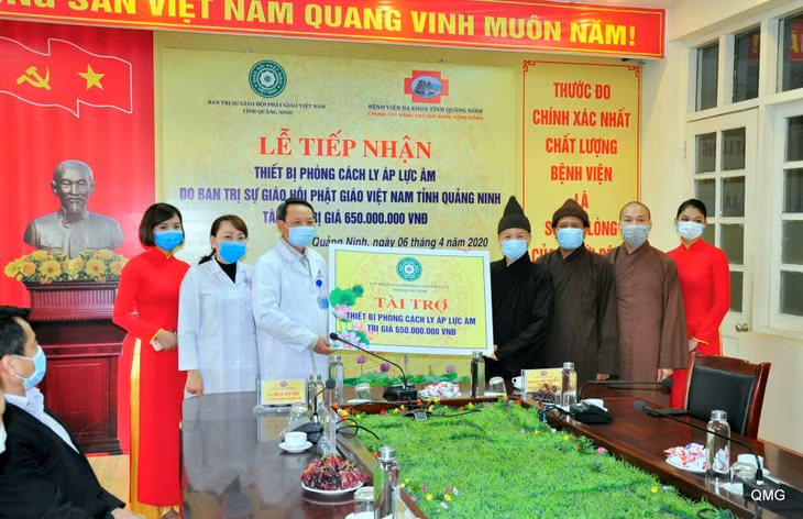 Các tín đồ tôn giáo chung tay cùng tỉnh trong phòng, chống dịch Covid-19 - (Trong ảnh: Giáo hội Phật giáo Việt Nam tỉnh Quảng Ninh trao hỗ trợ Bệnh viện Đa khoa tỉnh mua thiết bị y tế. Ảnh: Minh Hà)